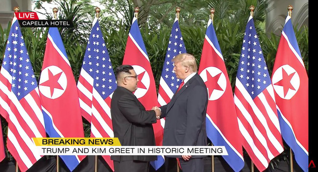 Khoảnh khắc bắt tay đầu ti&ecirc;n giữa hai nh&agrave; l&atilde;nh đạo Mỹ - Triều tại Singapore (Ảnh: CNA)