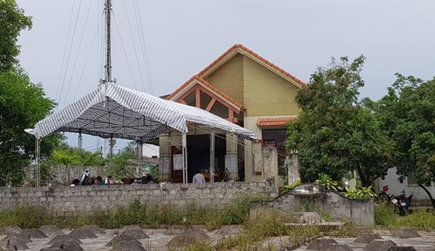 Người th&acirc;n v&agrave; ch&iacute;nh quyền địa phương tổ chức đ&aacute;m tang cho b&agrave; Lưu.