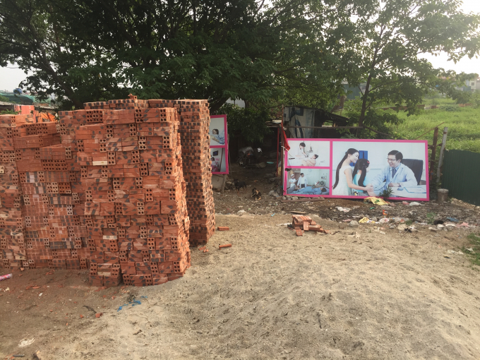 Gạch xếp th&agrave;nh từng chồng những vẫn chưa được x&acirc;y dựng.&nbsp;Ảnh: Minh Chiến