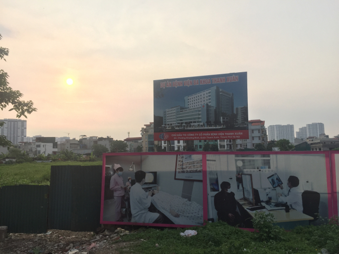 C&aacute;c tấm chắn v&agrave; biển quảng c&aacute;o nằm ngổn ngang.&nbsp;Ảnh: Minh Chiến&nbsp; &nbsp;&nbsp;