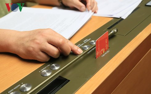 Đại biểu Quốc hội ấn n&uacute;t biểu quyết th&ocirc;ng qua dự &aacute;n luật.