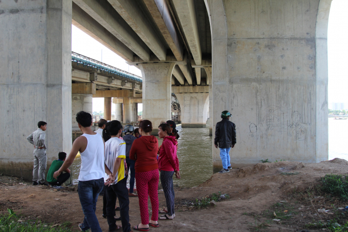 Người nh&agrave; nạn nh&acirc;n tập trung dưới ch&acirc;n cầu H&oacute;a An.