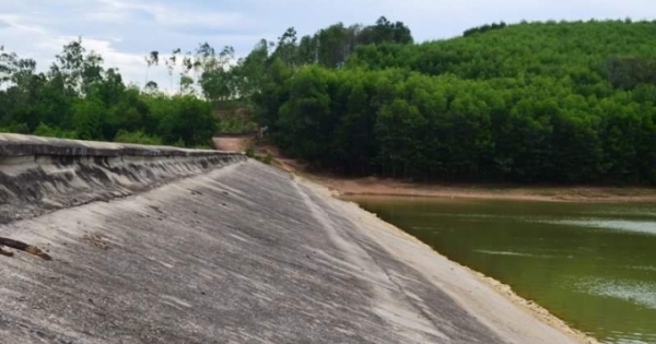 Nghệ An: Bị ngã xuống đập trong lúc chụp ảnh, một học sinh bị đuối nước