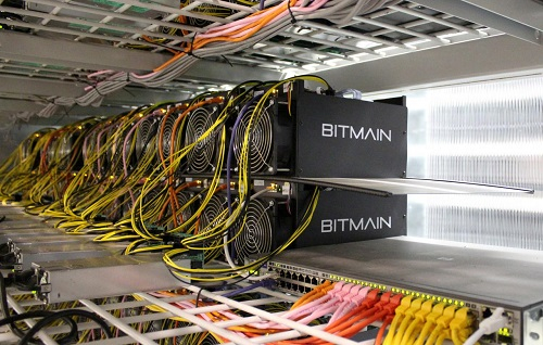 Bộ m&aacute;y đ&agrave;o tiền ảo nhập khẩu của h&atilde;ng Bitmain. Ảnh:&nbsp;Reuters.