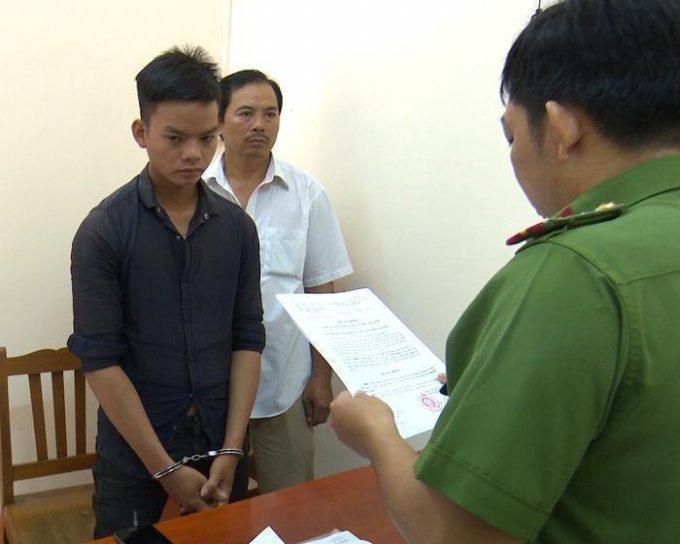 Đối tượng Cảnh bị Cơ quan CSĐT C&ocirc;ng an tỉnh An Giang đọc lệnh bắt khẩn cấp. (ảnh do CA cung cấp)