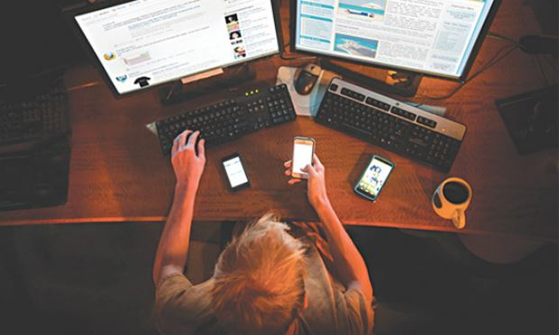 Ch&uacute;ng ta sống ảo từ bao giờ ? (Ảnh minh họa)