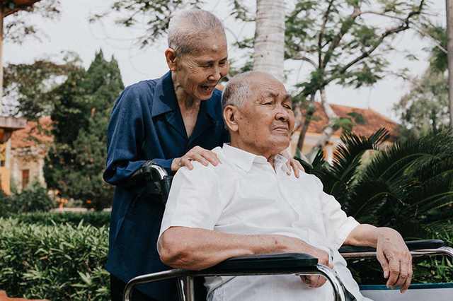 Theo anh Trần Nam chia sẻ, v&igrave; th&iacute;nh lực suy giảm n&ecirc;n &ocirc;ng Nai rất kh&oacute; khăn để nghe được hết những điều người kh&aacute;c n&oacute;i, thế nhưng b&agrave; S&acirc;m vẫn hằng ng&agrave;y nhẹ nh&agrave;ng chuyện tr&ograve; t&acirc;m t&igrave;nh c&ugrave;ng người bạn đời của m&igrave;nh.