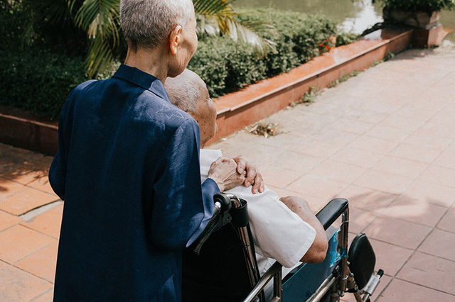 Anh cũng cho biết &ocirc;ng b&agrave; anh vốn qu&ecirc; gốc ở Quảng B&igrave;nh nhưng khi chiến tranh đ&atilde; đi theo tiếng gọi của Tổ quốc, gặp nhau nơi đất kh&aacute;ch qu&ecirc; người rồi từ đ&oacute; n&ecirc;n duy&ecirc;n vợ chồng. Sau khi kết h&ocirc;n &ocirc;ng Nai v&agrave; b&agrave; S&acirc;m quyết định sinh sống v&agrave; lập nghiệp ở Y&ecirc;n B&aacute;i, đ&acirc;y l&agrave; qu&ecirc; hương thứ hai của đ&ocirc;i vợ chồng n&agrave;y.