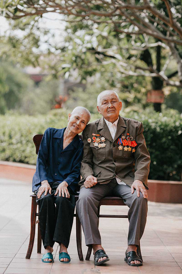 &Ocirc;ng Nai đ&atilde; trải qua 3 lần tai biến n&ecirc;n sức khỏe giảm s&uacute;t đ&aacute;ng kể, t&acirc;m trạng của &ocirc;ng cũng v&igrave; thế thay đổi. Trần Nam t&acirc;m sự: &ldquo;&Ocirc;ng b&acirc;y giờ nghe đ&atilde; k&eacute;m rồi, cũng hay bực bội v&ocirc; cớ, rồi c&oacute; khi qu&aacute;t b&agrave;. Nhưng b&agrave; vẫn vậy, vẫn ngồi cạnh &ocirc;ng, n&oacute;i chuyện với &ocirc;ng cho d&ugrave; &ocirc;ng kh&ocirc;ng đ&aacute;p trả. Mỗi khi &ocirc;ng qu&aacute;t hay mắng b&agrave;, b&agrave; cũng đều im lặng, im lặng ở đ&acirc;y kh&ocirc;ng c&oacute; nghĩa l&agrave; giận hờn, mặc kệ, m&agrave; đ&oacute; l&agrave; hiểu nhau, hiểu tới từng ch&uacute;t một, b&agrave; hy sinh cả tuổi thanh xu&acirc;n để b&ecirc;n &ocirc;ng. Điều đ&oacute; đủ để thấy t&igrave;nh cảm v&agrave; sự hy sinh lớn lao đến nhường n&agrave;o&rdquo;.