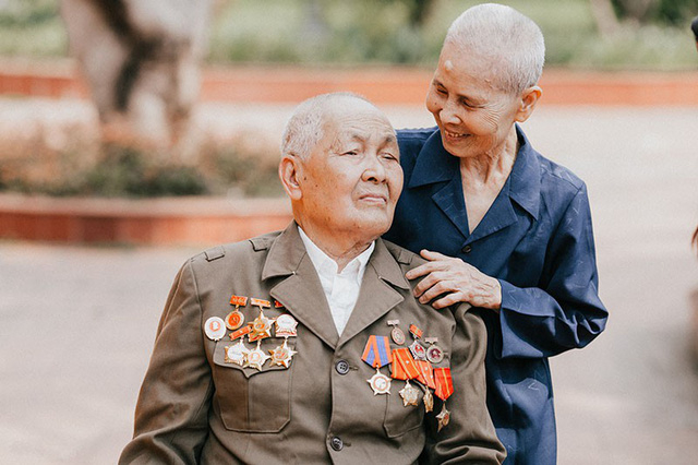 B&acirc;y giờ &ocirc;ng Nai phụ thuộc v&agrave;o xe lăn, b&agrave; S&acirc;m vẫn hằng ng&agrave;y chăm s&oacute;c chồng chu đ&aacute;o, &acirc;n cần, ngọt ng&agrave;o như ch&iacute;nh chuyện t&igrave;nh hơn nửa thế kỷ của &ocirc;ng b&agrave;.