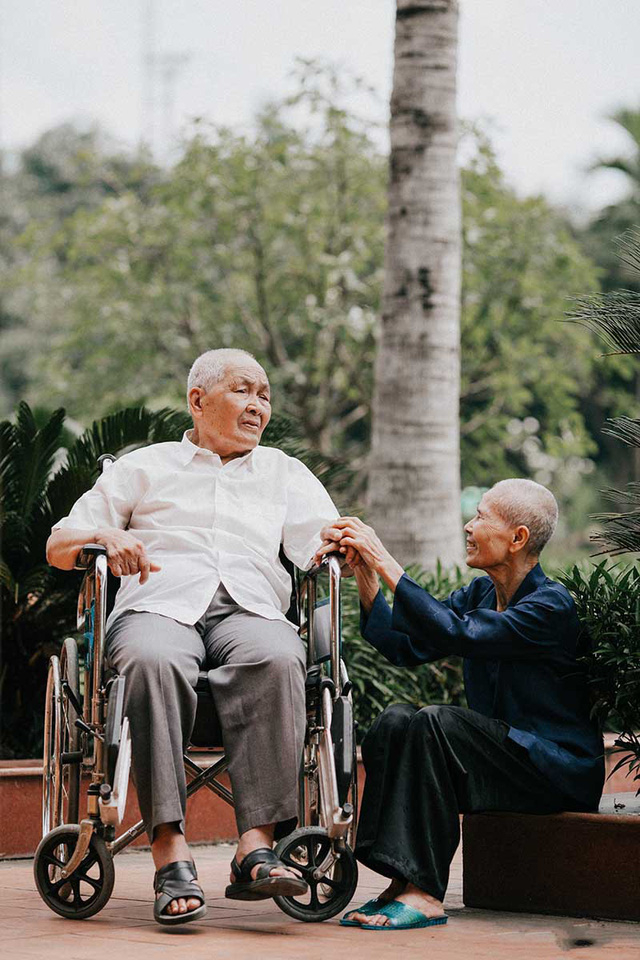 Chuyện t&igrave;nh cảm động sau bộ ảnh kỷ niệm 65 năm ng&agrave;y cưới b&ecirc;n xe lăn