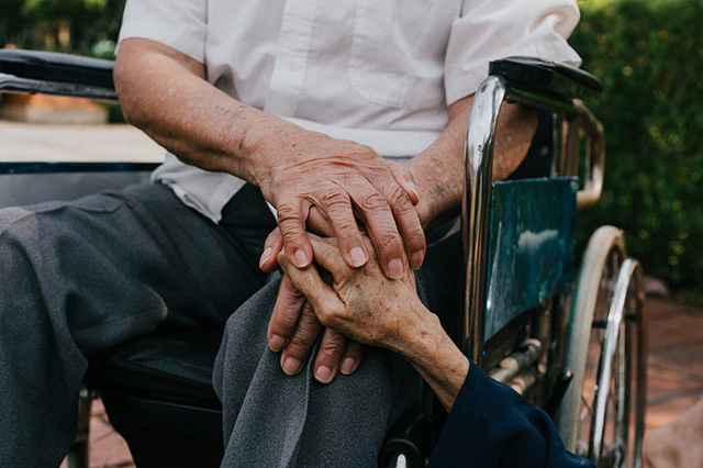 Chuyện t&igrave;nh cảm động sau bộ ảnh kỷ niệm 65 năm ng&agrave;y cưới b&ecirc;n xe lăn