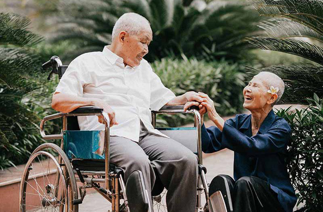 Chuyện t&igrave;nh cảm động sau bộ ảnh kỷ niệm 65 năm ng&agrave;y cưới b&ecirc;n xe lăn