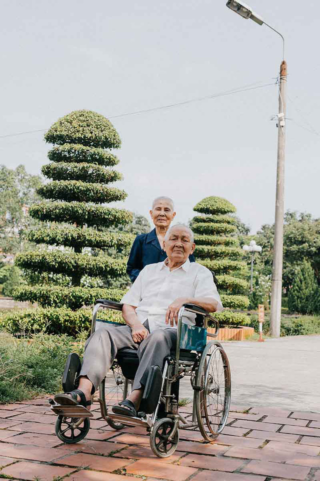 Chuyện t&igrave;nh cảm động sau bộ ảnh kỷ niệm 65 năm ng&agrave;y cưới b&ecirc;n xe lăn