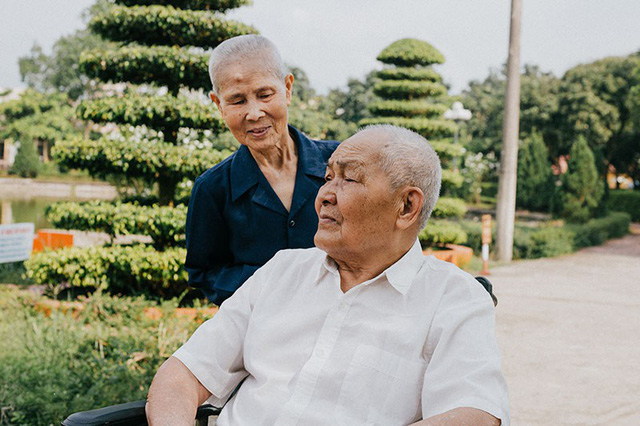 Chuyện t&igrave;nh cảm động sau bộ ảnh kỷ niệm 65 năm ng&agrave;y cưới b&ecirc;n xe lăn