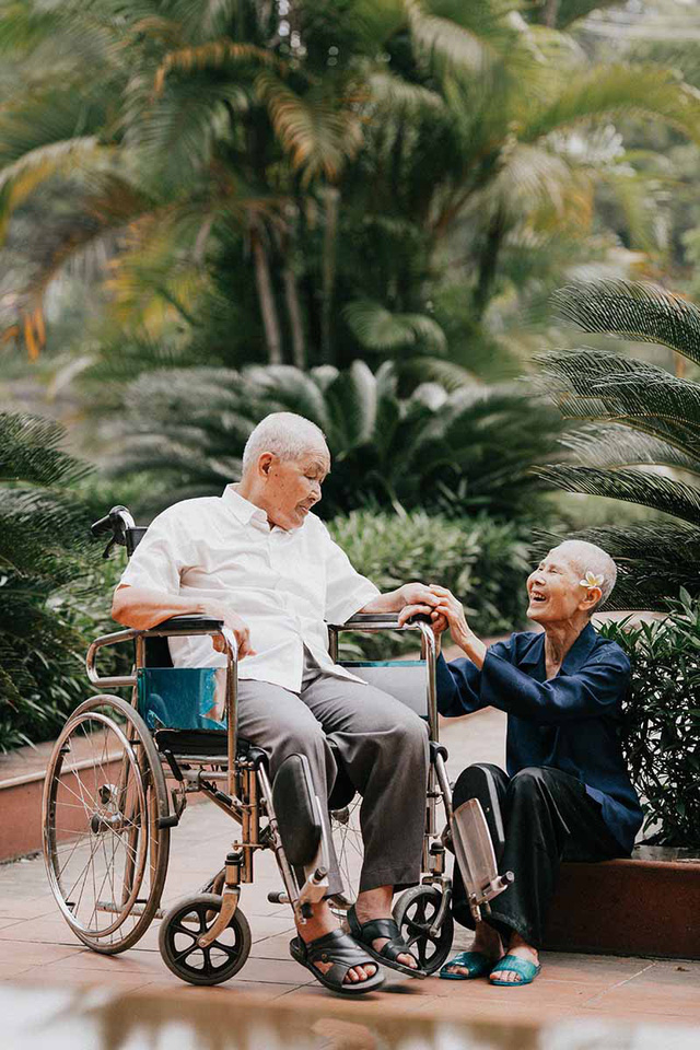 Chuyện t&igrave;nh cảm động sau bộ ảnh kỷ niệm 65 năm ng&agrave;y cưới b&ecirc;n xe lăn