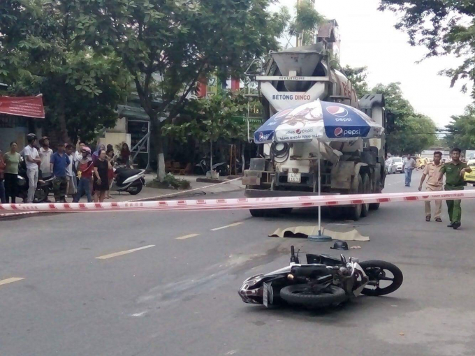 Hiện trường vụ tai nạn khiến ba mẹ con chị Duy&ecirc;n gặp nạn.