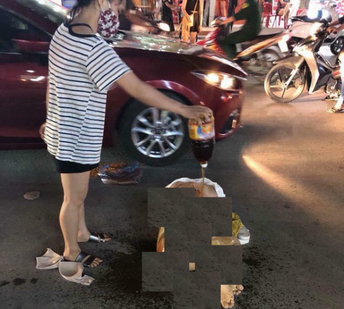 H&igrave;nh ảnh đ&aacute;nh ghen kinh ho&agrave;ng khiến nhiều người bức x&uacute;c.