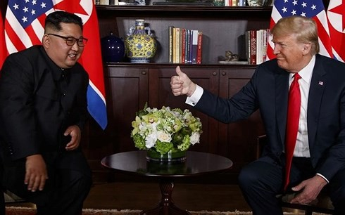 &Ocirc;ng Kim (tr&aacute;i) v&agrave; &ocirc;ng Trump trong cuộc tr&ograve; chuyện ri&ecirc;ng trong khu&ocirc;n khổ Thượng đỉnh Mỹ-Triều 12/6. Ảnh: AP.