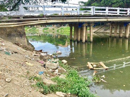 R&aacute;c thải sinh hoạt tr&ecirc;n c&aacute;c con s&ocirc;ng.