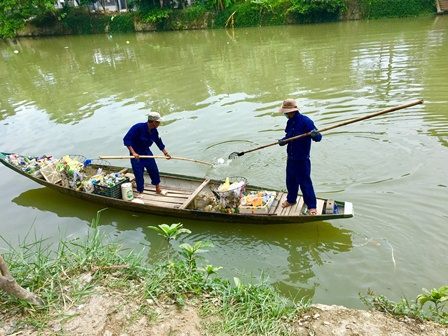 T&igrave;nh trạng &ocirc; nhiễm tr&ecirc;n con s&ocirc;ng khu vực chợ An Cựu, TP Huế.
