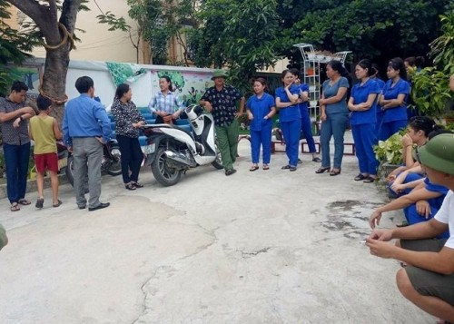 Sau khi xảy ra sự việc, rất đ&ocirc;ng phụ huynh v&agrave; gi&aacute;o vi&ecirc;n mầm non b&agrave;y tỏ lo lắng.