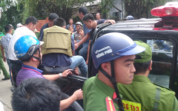 Thời điểm nam thanh ni&ecirc;n nghi ng&aacute;o đ&aacute; bị khống chế đưa l&ecirc;n xe cảnh s&aacute;t. Ảnh: Trần H&ograve;e.&nbsp;