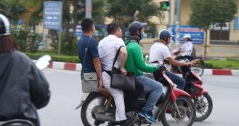 Ảnh: Muôn kiểu vi phạm luật giao thông của tài xế GrabBike