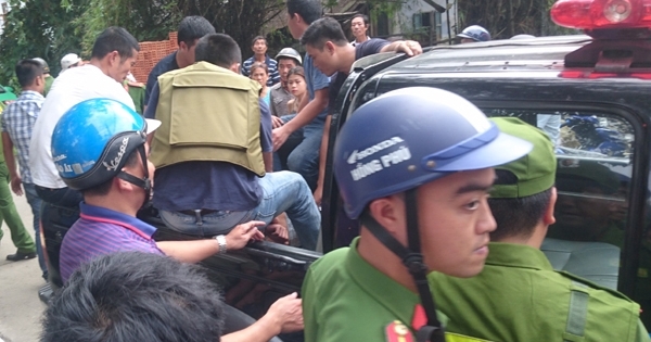 Gần 3 giờ vây bắt nam thanh niên nghi ngáo đá cố thủ trên mái nhà