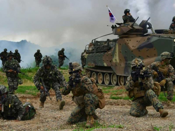 Hải qu&acirc;n H&agrave;n Quốc v&agrave; Mỹ tập trận chung tại cảng Pohang. Ảnh: AFP