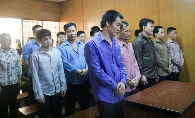 16 bị c&aacute;o tại t&ograve;a. (Ảnh: b&aacute;o Zing.vn)