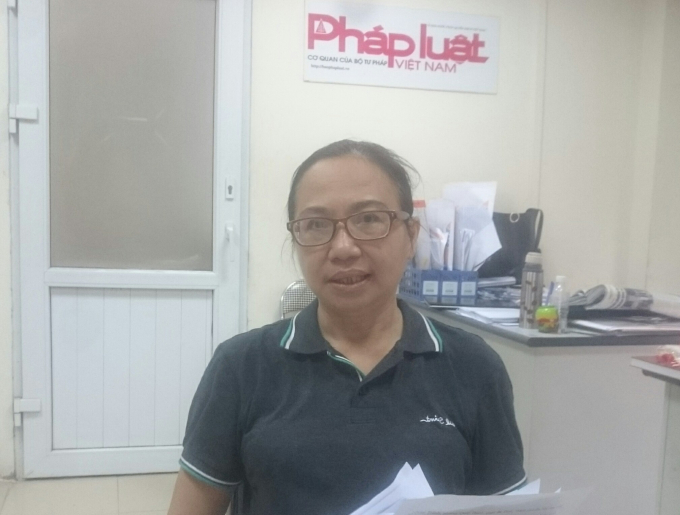 B&agrave; Ho&agrave;ng Kim Anh trao đổi sự việc với ph&oacute;ng vi&ecirc;n.