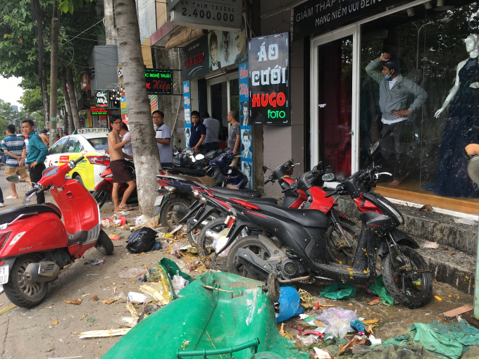 Hiện trường vụ taxi t&ocirc;ng kinh ho&agrave;ng.