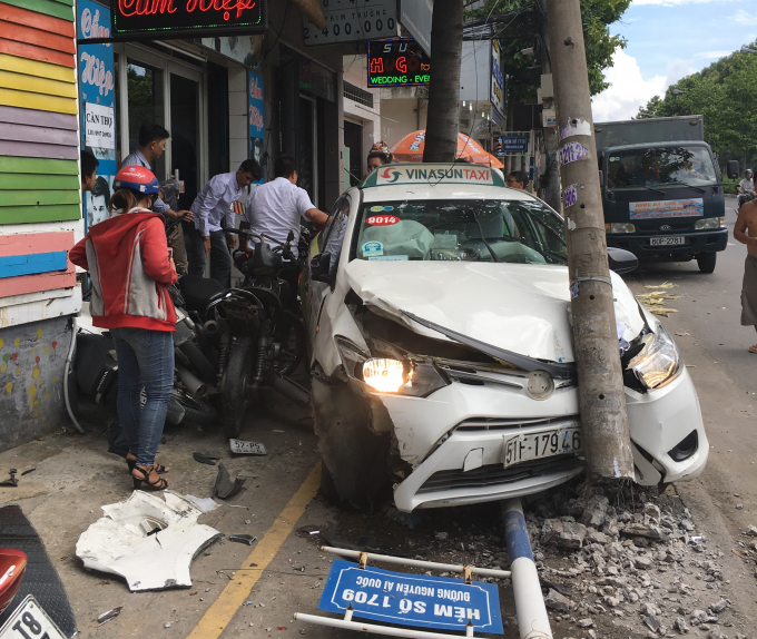 Chiếc taxi găm chặt v&agrave;o cột điện.