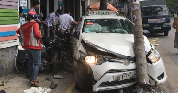 Kinh hoàng cảnh taxi Vinasun "lao như điên” lên vỉa hè