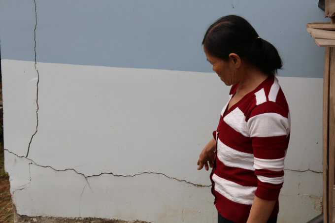 Người d&acirc;n tố nh&agrave; bị nứt l&agrave; do thủy điện nổ m&igrave;n.