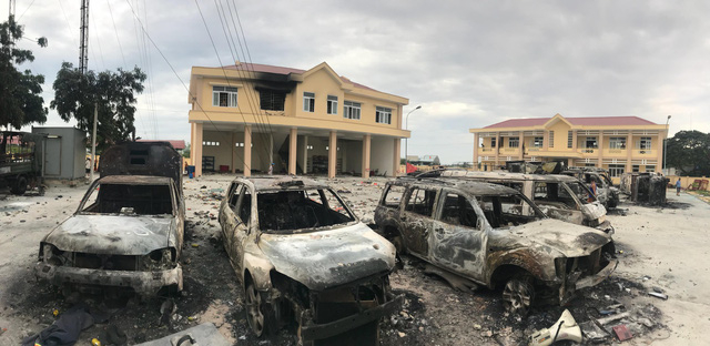 Nhiều xe &ocirc; t&ocirc; tại trụ sở UBND tỉnh B&igrave;nh Thuận bị đốt, ph&aacute;. Ảnh b&aacute;o D&acirc;n tr&iacute;.