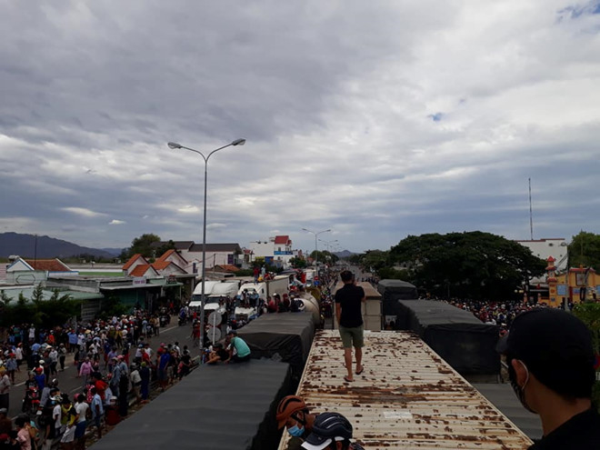 Người d&acirc;n chặn xe tại Phan R&iacute; Cửa l&agrave;m giao th&ocirc;ng tr&ecirc;n quốc lộ 1 t&ecirc; liệt. Ảnh: Hưng Phan.