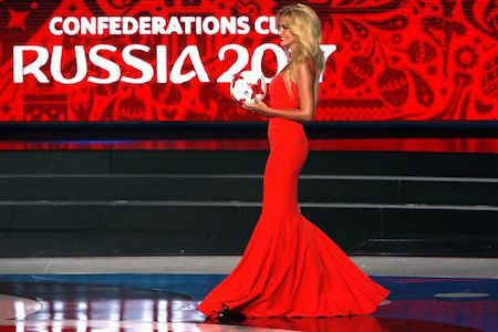 Cựu Hoa hậu Nga cũng rất t&iacute;ch cực vận động cho k&igrave; World Cup 2018