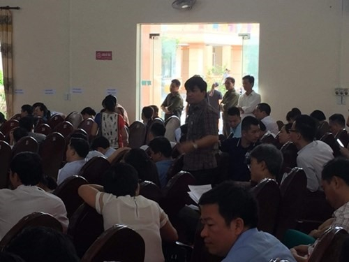 &Ocirc;ng&nbsp;B&ugrave;i Tuấn Anh - B&iacute; thư Đảng uỷ x&atilde; Quảng Lợi (người đứng giữa đ&aacute;m đ&ocirc;ng) tham gia buổi đấu gi&aacute; đất s&aacute;ng 13.6. Ảnh: Ho&agrave;ng Huy