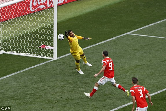 B&agrave;n thắng mở tỷ số của Gazinsky. Ảnh: AP