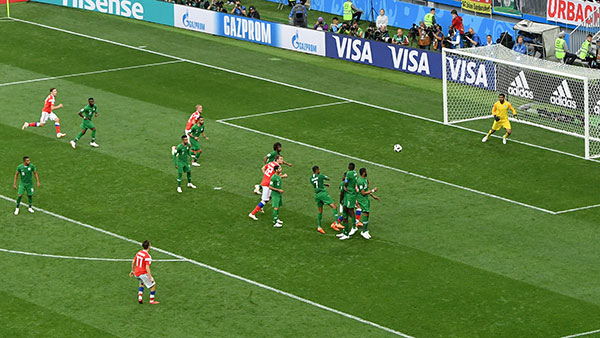 T&igrave;nh huống s&uacute;t phạt th&agrave;nh b&agrave;n của Aleksandr Golovin (17), ấn định chiến thắng &ldquo;5 sao&rdquo; cho Nga .Ảnh: Voh.com.vn