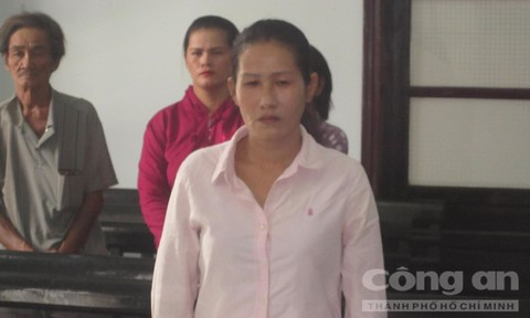 Bị cáo Tr&acirc;̀n Thị Chơn tại tòa.