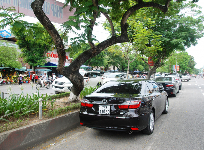 Một số xe đậu đỗ b&ecirc;n tr&aacute;i đường một chiều trước chợ Đ&ocirc;ng Ba. ((H&igrave;nh chụp ng&agrave;y 14/6/2018)