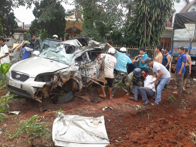 Người d&acirc;n ph&aacute; cửa xe đưa nạn nh&acirc;n ra ngo&agrave;i.