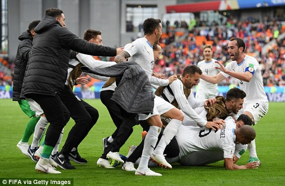 Các c&acirc;̀u thủ Uruguay ăn mừng sau bàn thắng ở phút 89 của&nbsp;Gimenez.