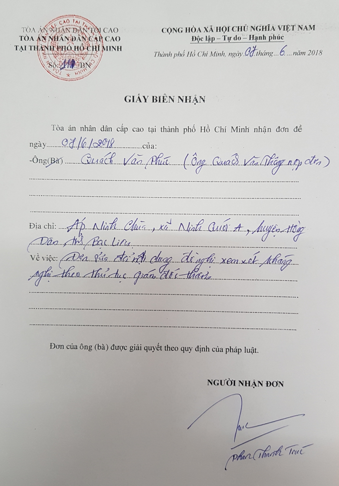 Theo &ocirc;ng Ph&uacute;c, đ&acirc;y l&agrave; lần thứ 4 gia đ&igrave;nh &ocirc;ng l&agrave;m đơn y&ecirc;u cầu TAND Cấp cao tại TP HCM kh&aacute;ng nghị theo thủ tục gi&aacute;m đốc thẩm suốt hơn 1 năm qua. T&iacute;nh ra vụ tranh chấp đ&atilde; k&eacute;o d&agrave;i 1 thập kỷ