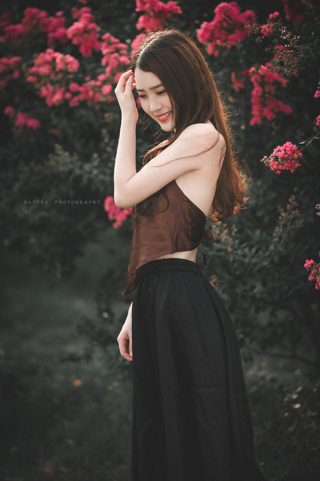 Trong khi nhiều bạn trẻ lựa chọn yếm để chụp sen, với nhiều kiểu tạo d&aacute;ng t&aacute;o bạo th&igrave; Phương cũng chọn yếm nhưng chọn chụp c&ugrave;ng hoa tường vi, tr&ecirc;n tay cầm b&ocirc;ng sen.