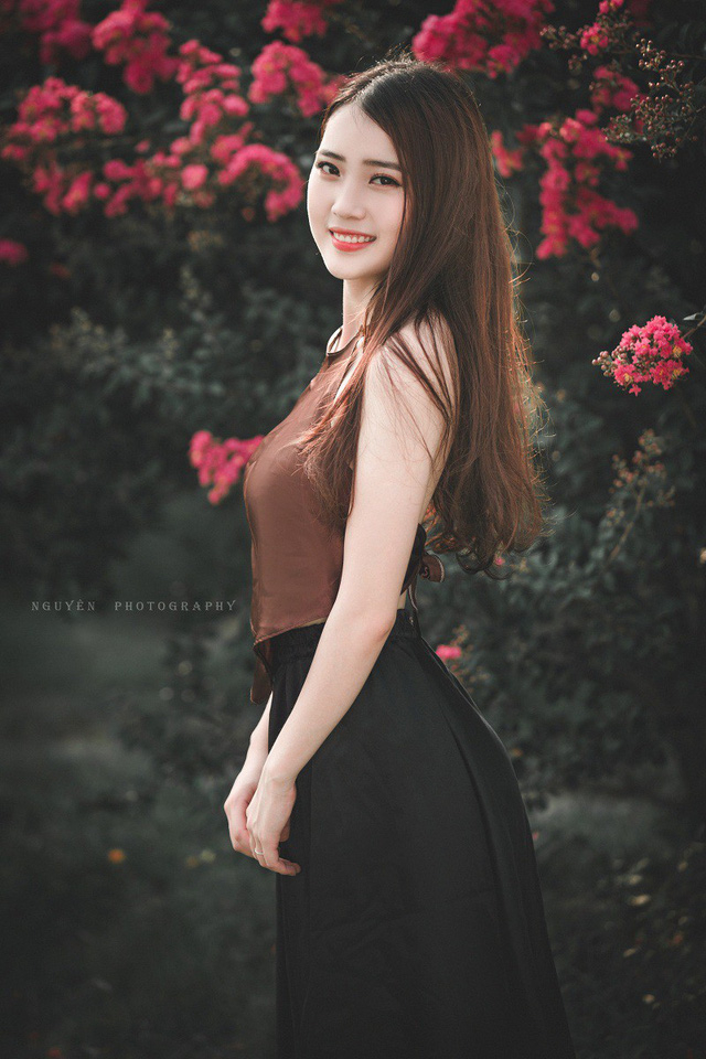 &ldquo;Qua bộ ảnh em muốn lưu lại tuổi thanh xu&acirc;n, &aacute;o yếm kh&ocirc;ng nhất thiết phải hở mới đẹp, bản chất &aacute;o yếm đ&atilde; thể hiện được sự nhẹ nh&agrave;ng, mảnh mai của người con g&aacute;i rồi&rdquo;, Phương n&oacute;i.