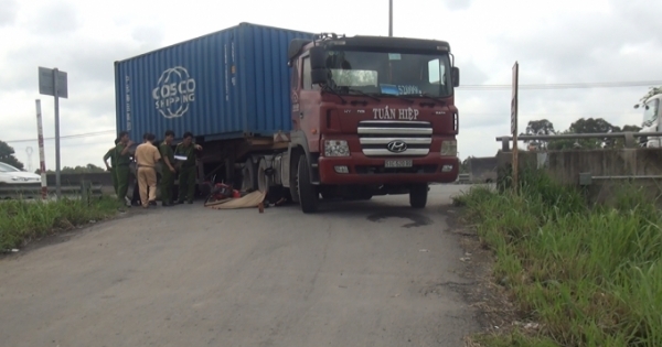 Điều xe cẩu nâng container đưa thi thể nam thanh niên ra ngoài